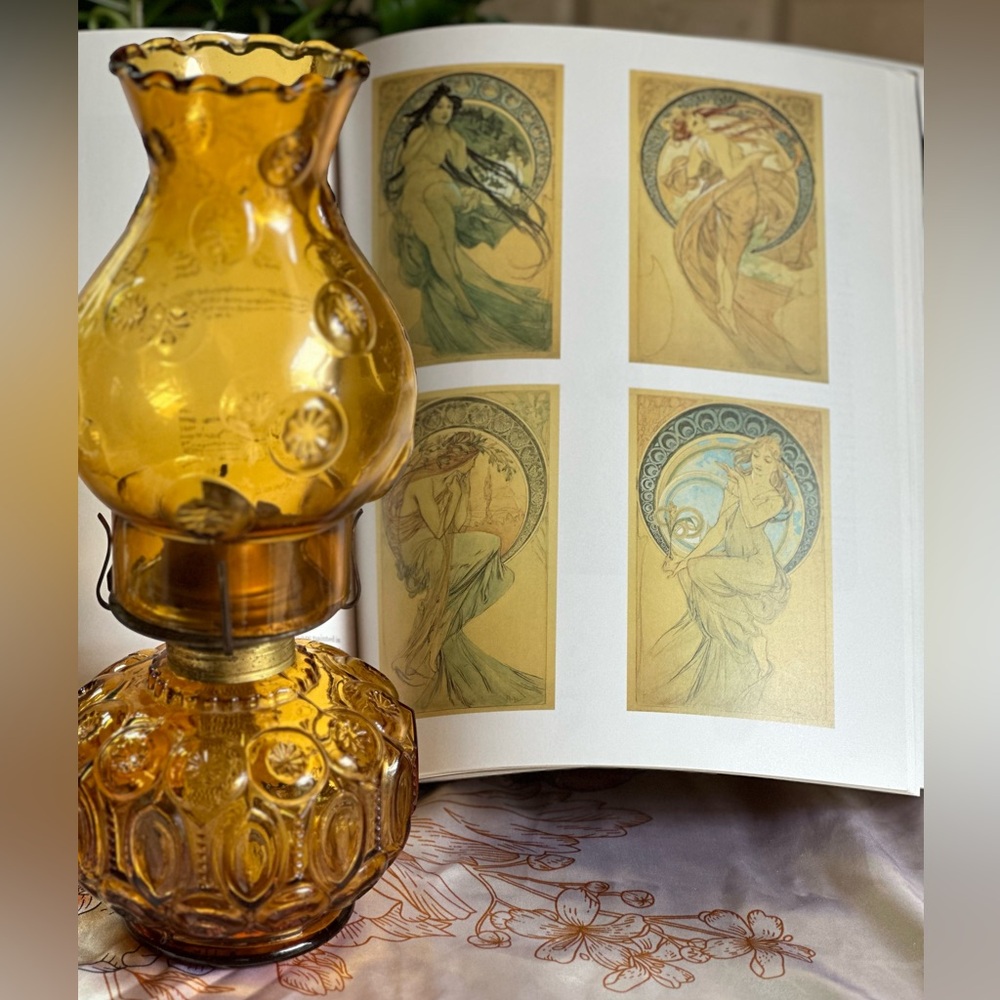 Vintage LE Smith Moon and Stars Amber Glass Oil Lamp - Picture 8 of 17